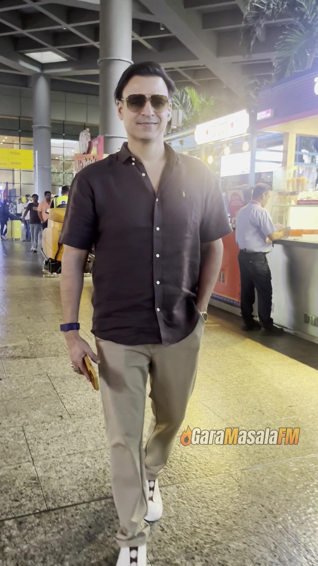 Vivek Oberoi spotted by paparazzi at the airport.