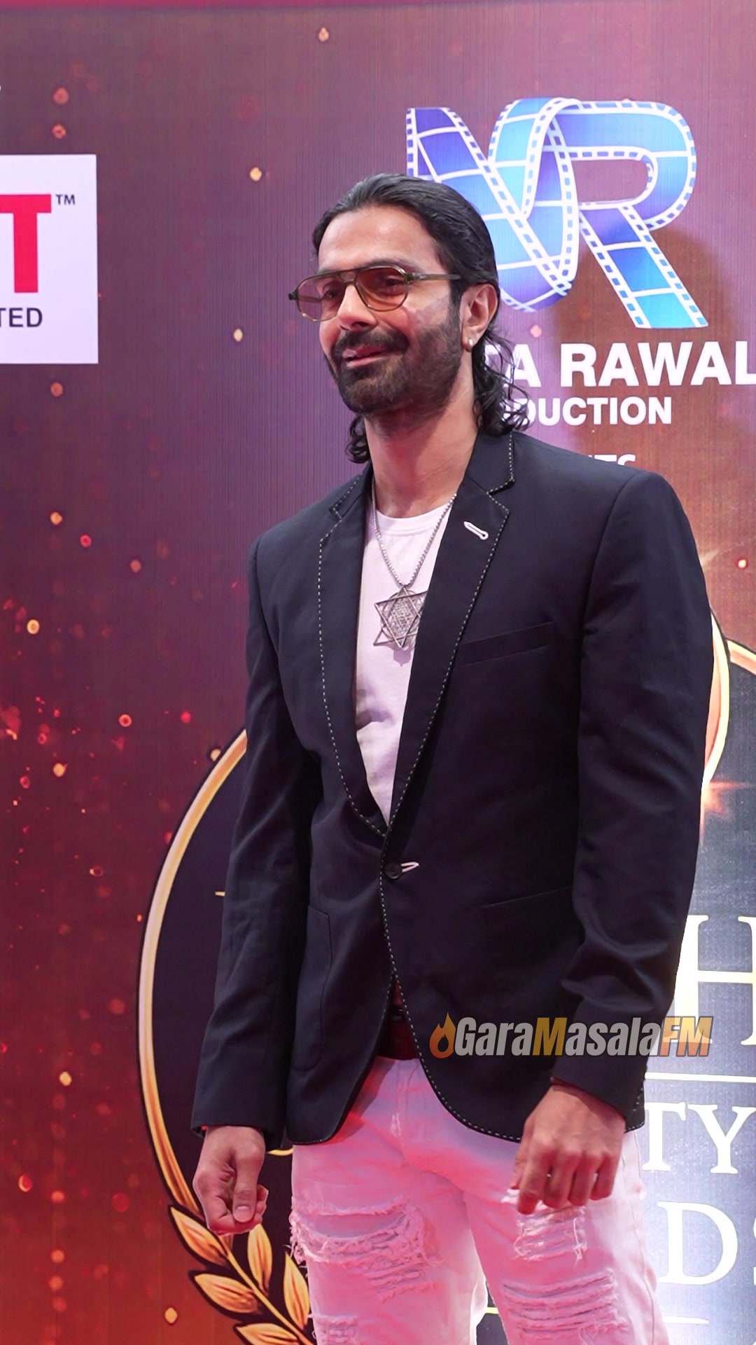 Arjit Taneja, snapped by the paps, photo 3 of 10