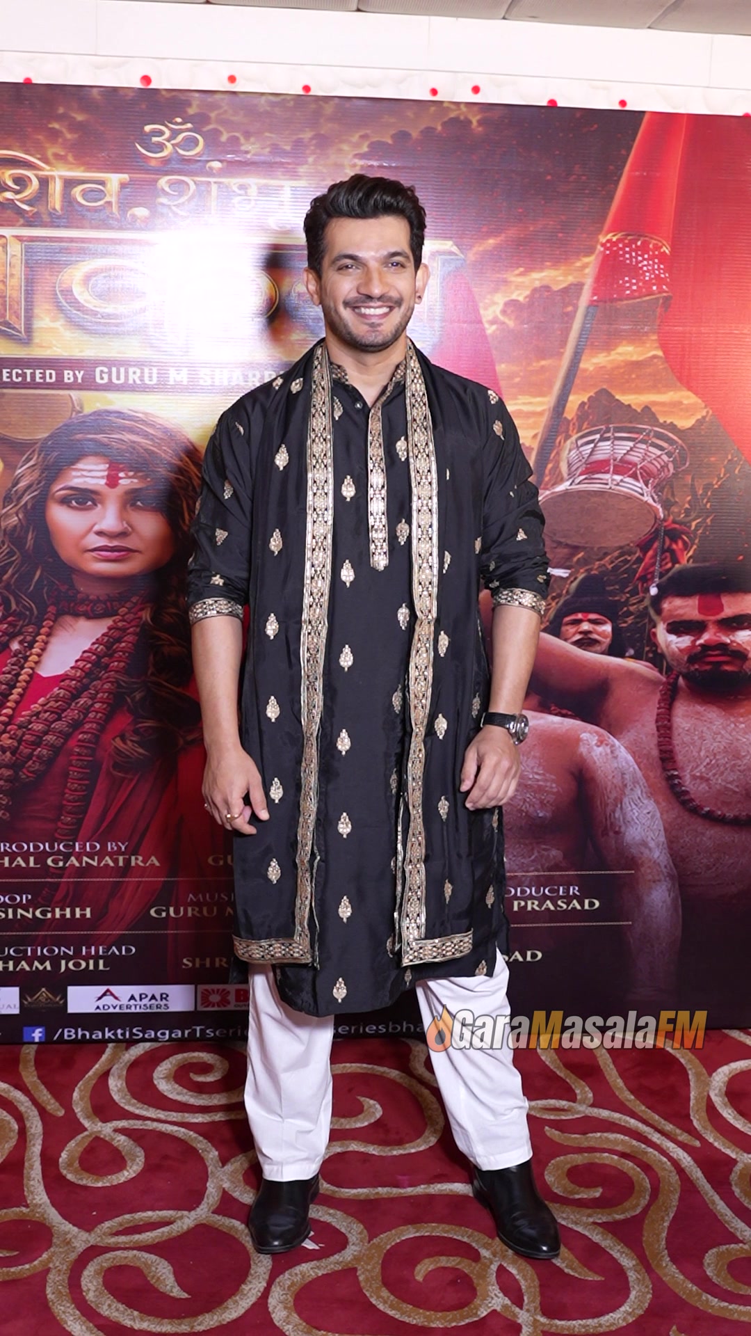 Arjun Bijlani captured by paparazzi