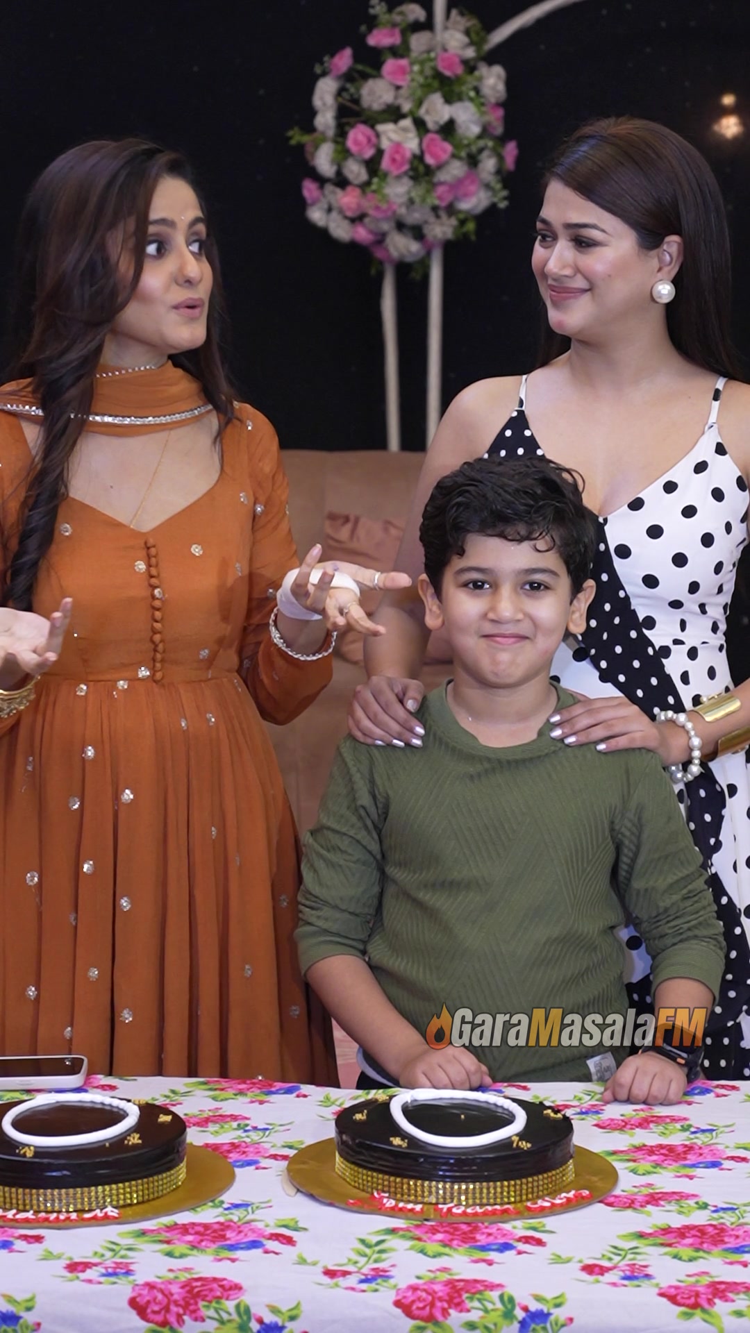 Ayesha Singh and Sharen Khanduja photographed at cake cutting on the sets of Mannat Har Khushi Paane