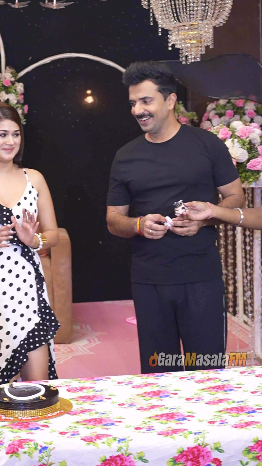 Ayesha Singh, Sharen Khanduja and Samrat Kapoor 2 photographed at cake cutting on the sets of Mannat Har Khushi Paane