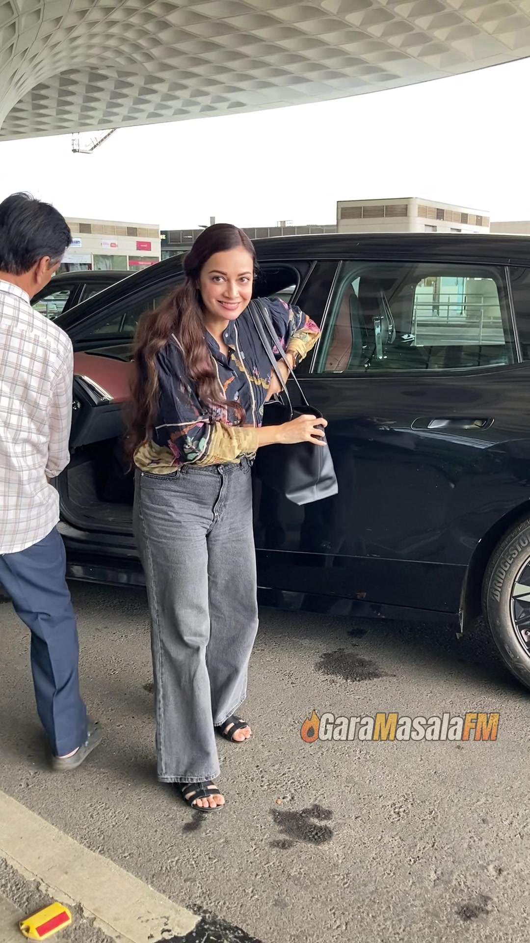Dia Mirza spotted at Mumbai Airport, photo 1 of 10