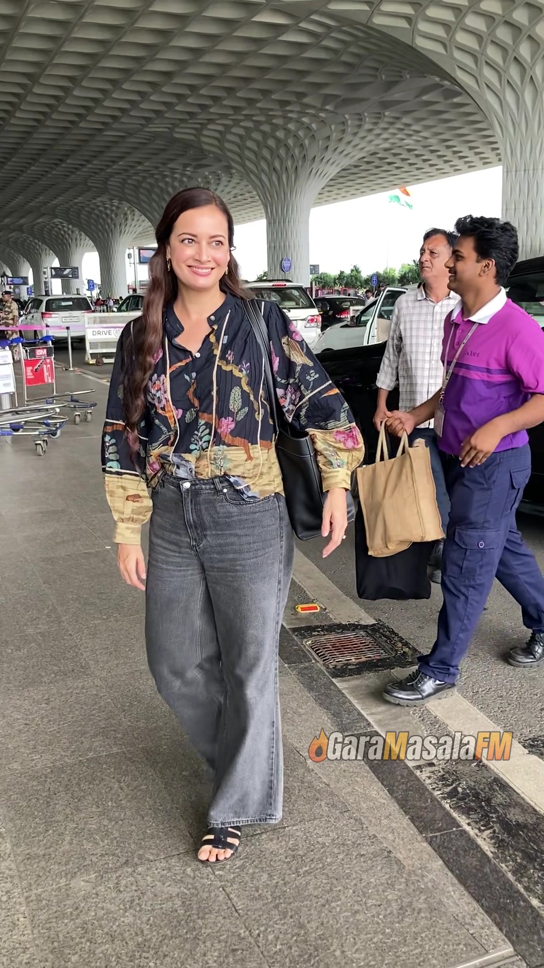 Dia Mirza spotted at Mumbai Airport, photo 3 of 10