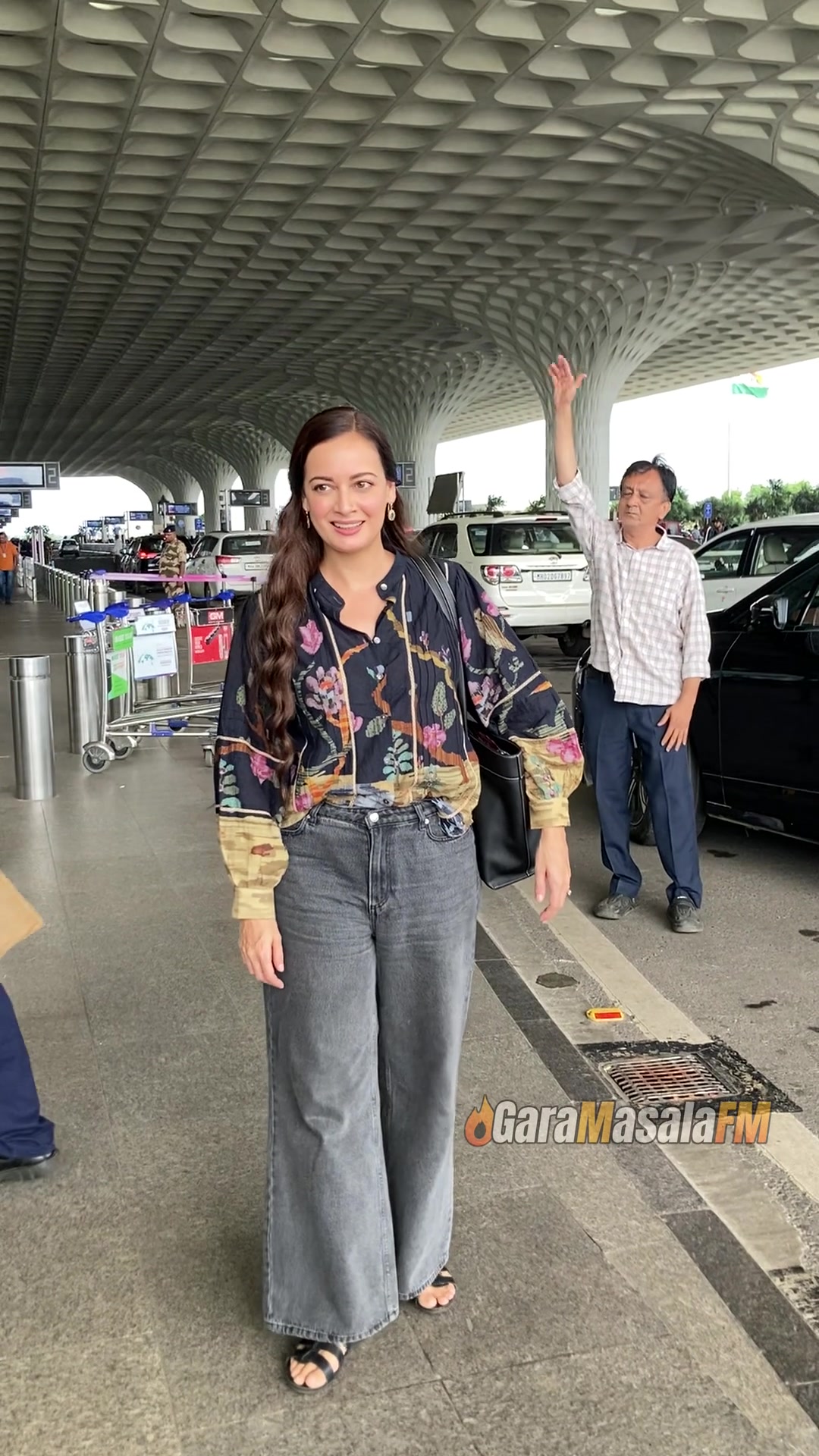 Dia Mirza spotted at Mumbai Airport, photo 6 of 10
