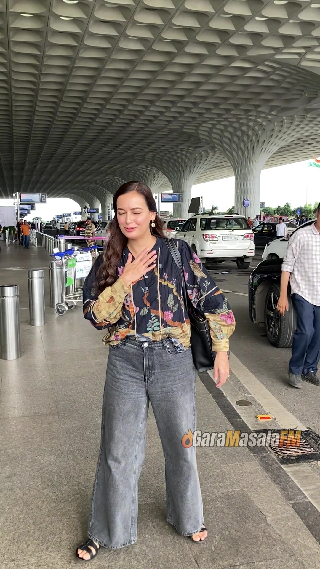 Dia Mirza spotted at Mumbai Airport, photo 7 of 10