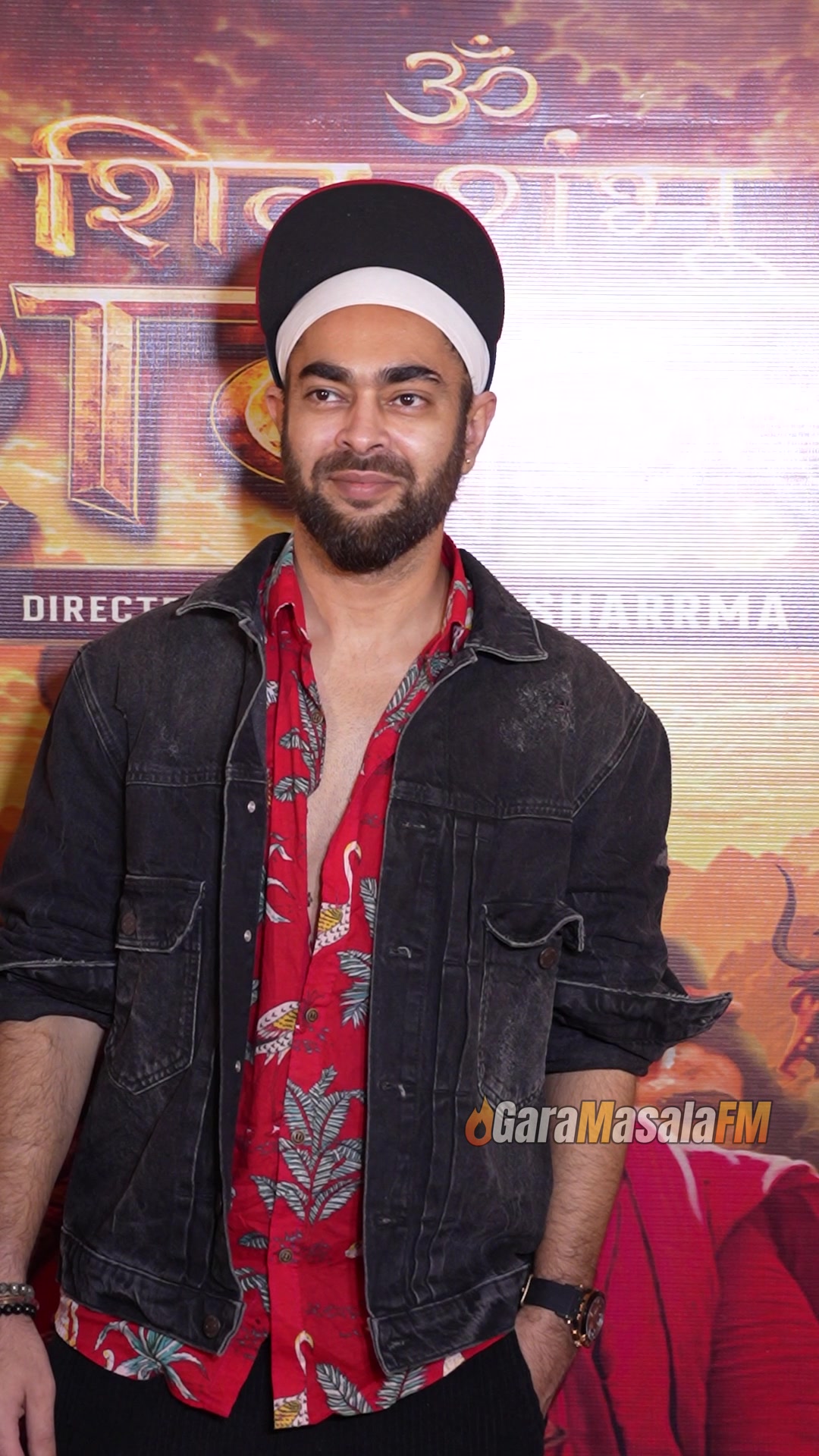 Manjot Singh caught on camera by the paparazzi.