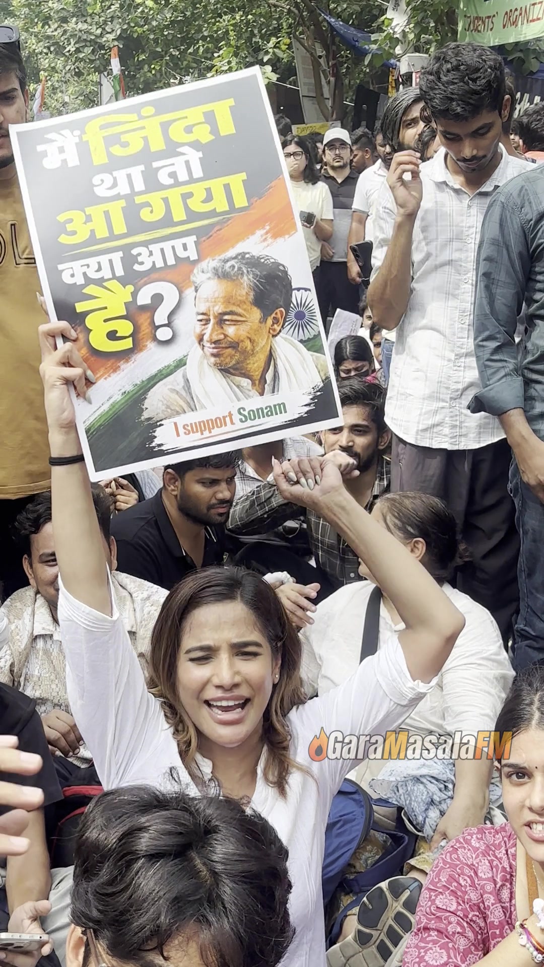 Poonam Pandey photographed by paparazzi at Jantar Mantar supporting hunger strike protest.