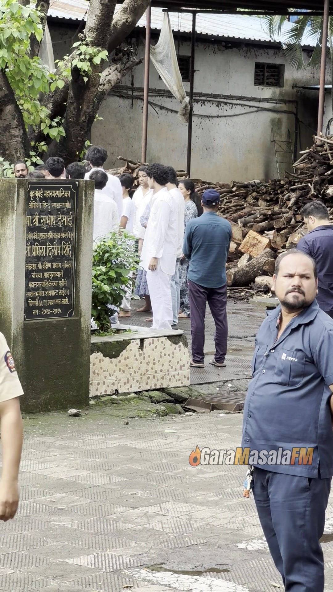 Yashpal Sharma, Ashutosh Gowariker, Aamir Khan and Raj Arjun photographed at Pradeep Rawat's funeral and cremation